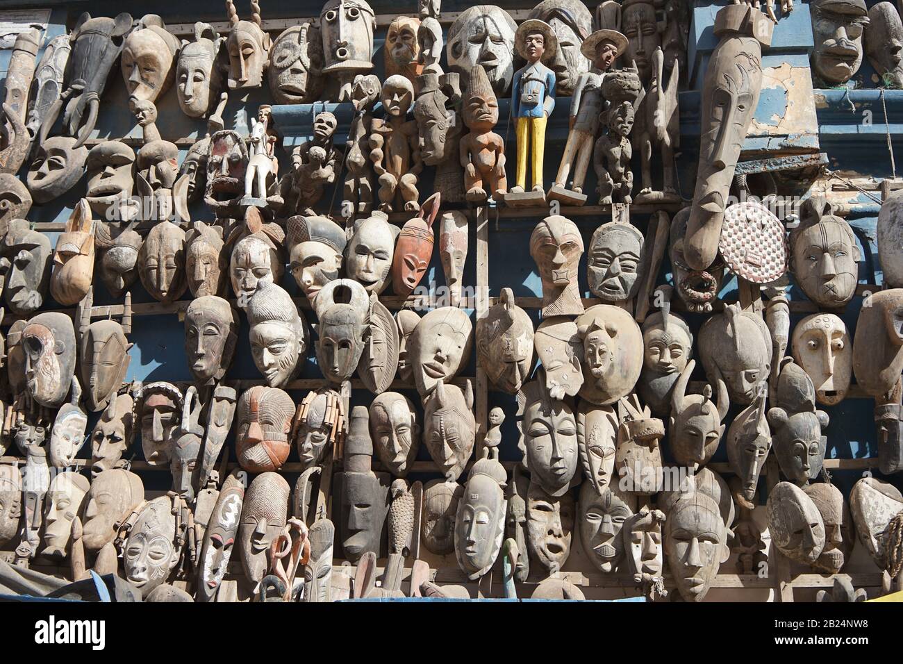 Masques africains en bois sculptés à la main exposés à Dakar, Sénégal Banque D'Images