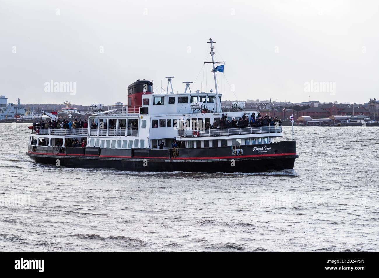 Les touristes ont vu sur le ferry Royal Iris sur la rivière Mersey à l'approche de Pier Head, Liverpool, le 29 février 2020. Banque D'Images