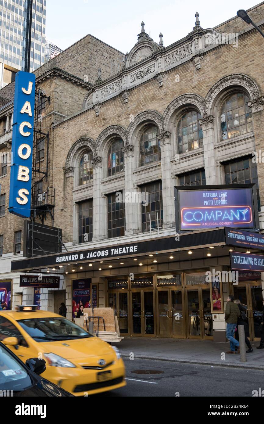 Bernard B. Jacobs Theatre chapiteau avec la pièce 'Groupe', NEW YORK, USA Banque D'Images