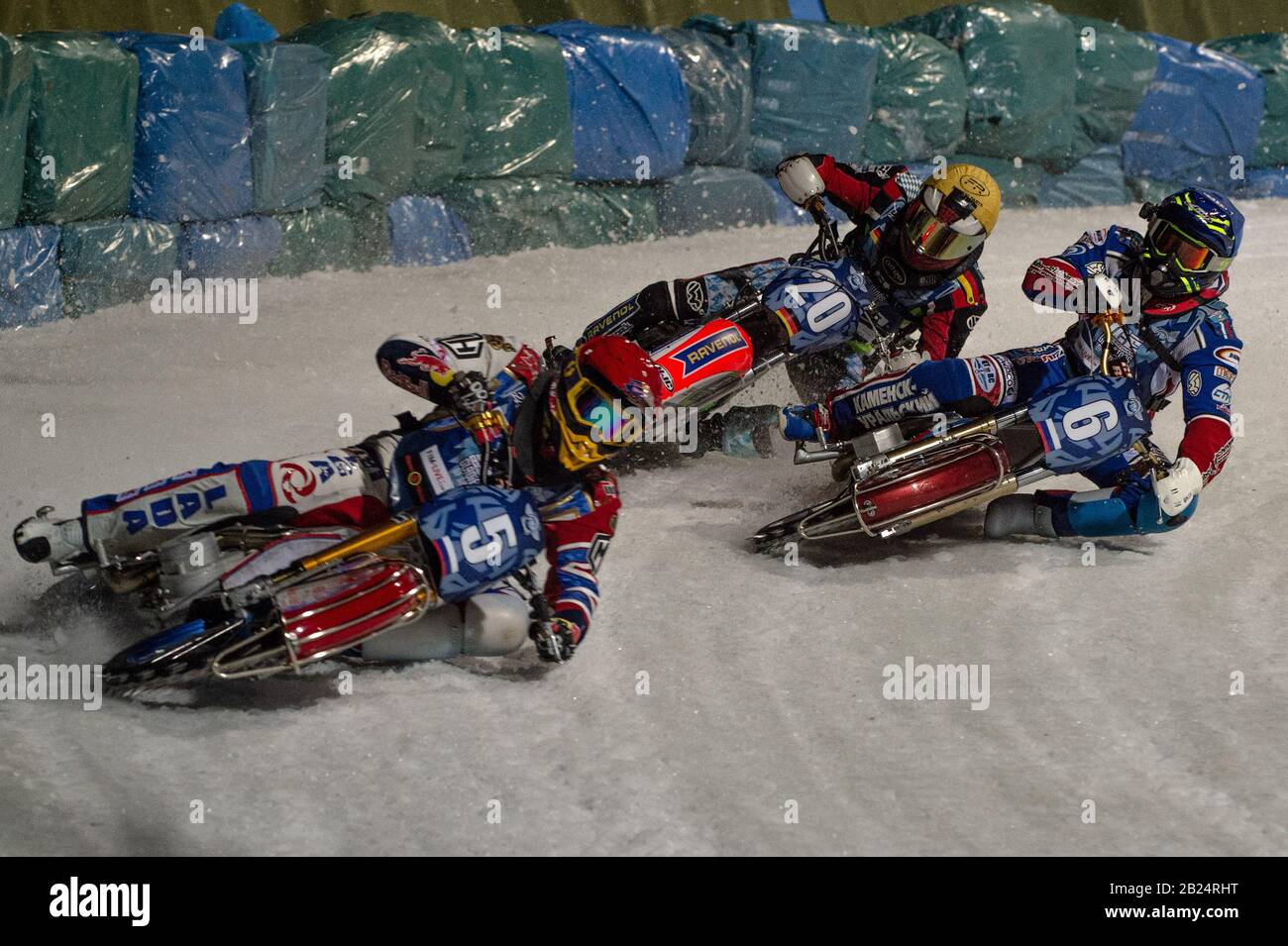 Berlin, Allemagne. 29 février 2020. Berlin ALLEMAGNE - 29 février Daniil Ivanov (rouge) et Dmitri Khomitsevich (bleu) de Russie tentent de bloquer le chemin de Johan Weber (jaune) lors du circuit de course de la glace des nations (jour 1) au Horst-Dohm-Eisstadion, Berlin, le samedi 29 février 2020. (Crédit: Ian Charles | Mi News) Crédit: Mi News & Sport /Alay Live News Banque D'Images