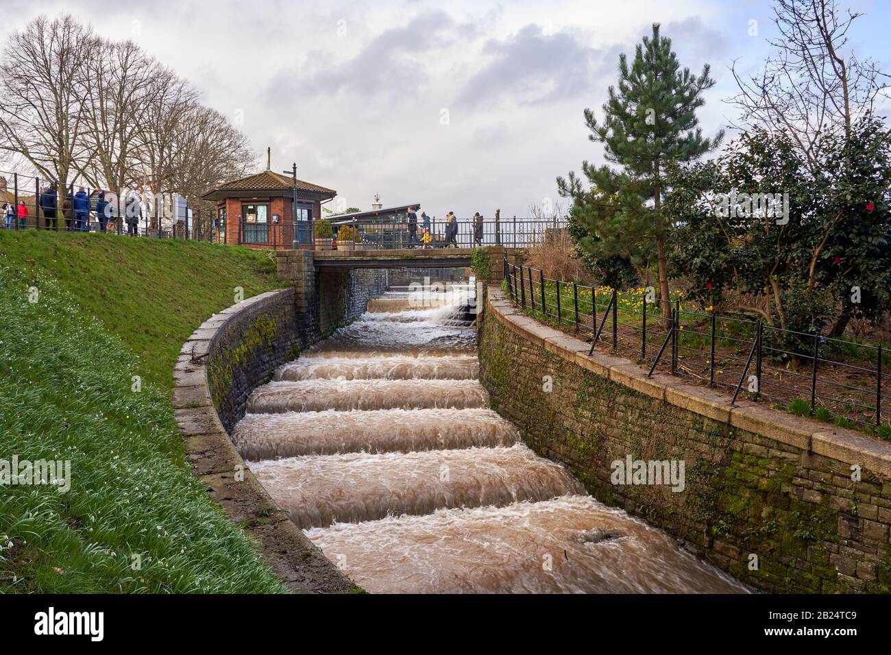 Un grand volume d'eau s'écoulant dans le canal de débordement après plusieurs semaines de fortes pluies, Roath Park Lake, Cardiff, Pays de Galles du Sud Banque D'Images