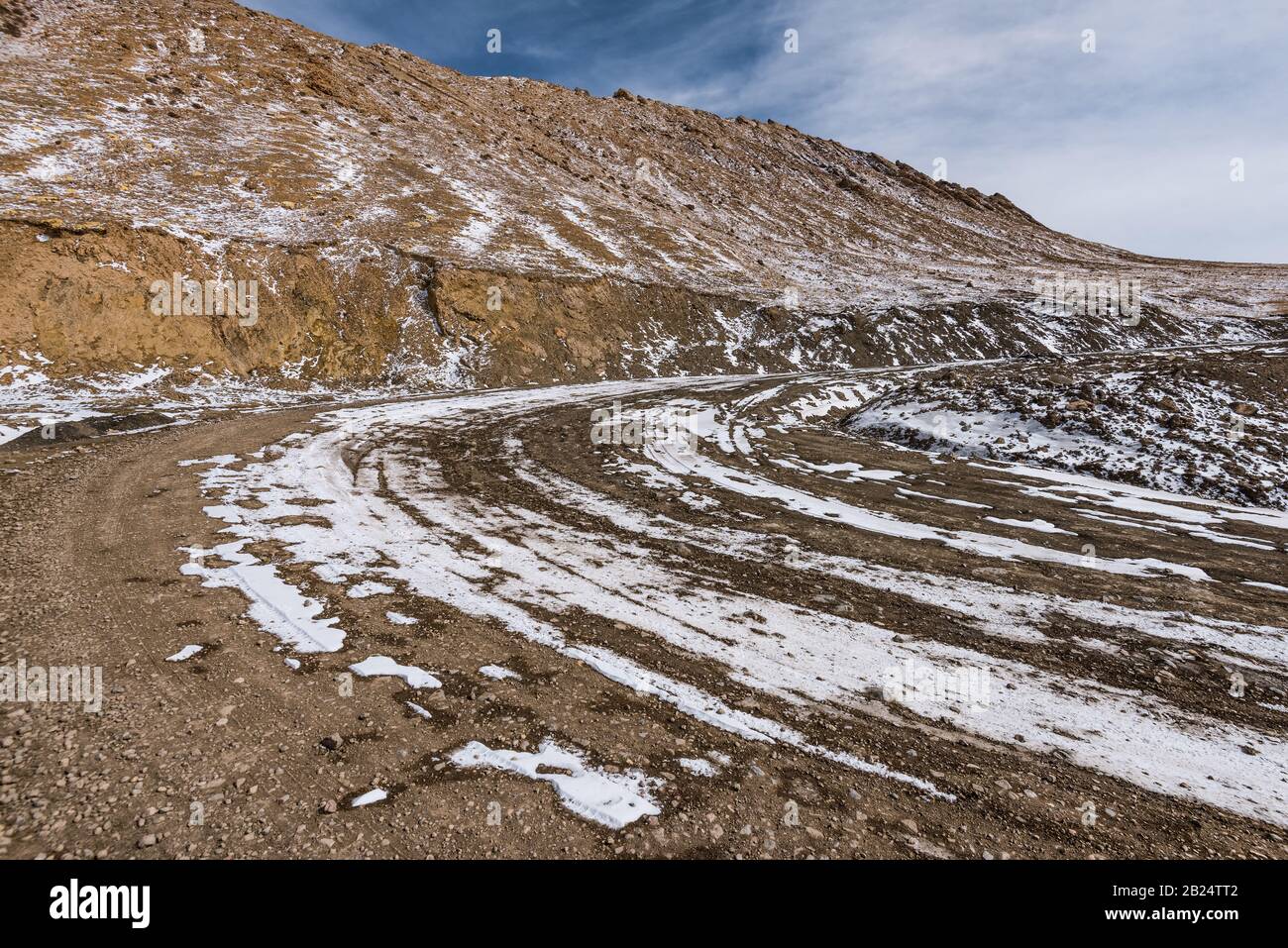 la route de gravier sur la montagne de neige Banque D'Images