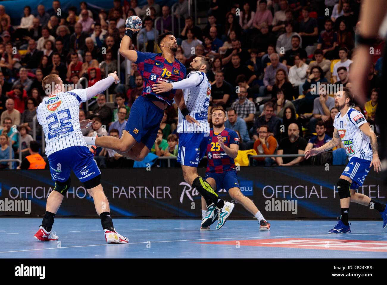 Barcelone, ESPAGNE - 29 FÉVRIER: Timothey n'Guessan du FC Barcelone en action lors du match de la Ligue des Champions EHF Velux entre le FC Barcelone et MOL-Pick Szeged à Palau Blaugrana le 29 février 2020 à Barcelone, Espagne. Banque D'Images