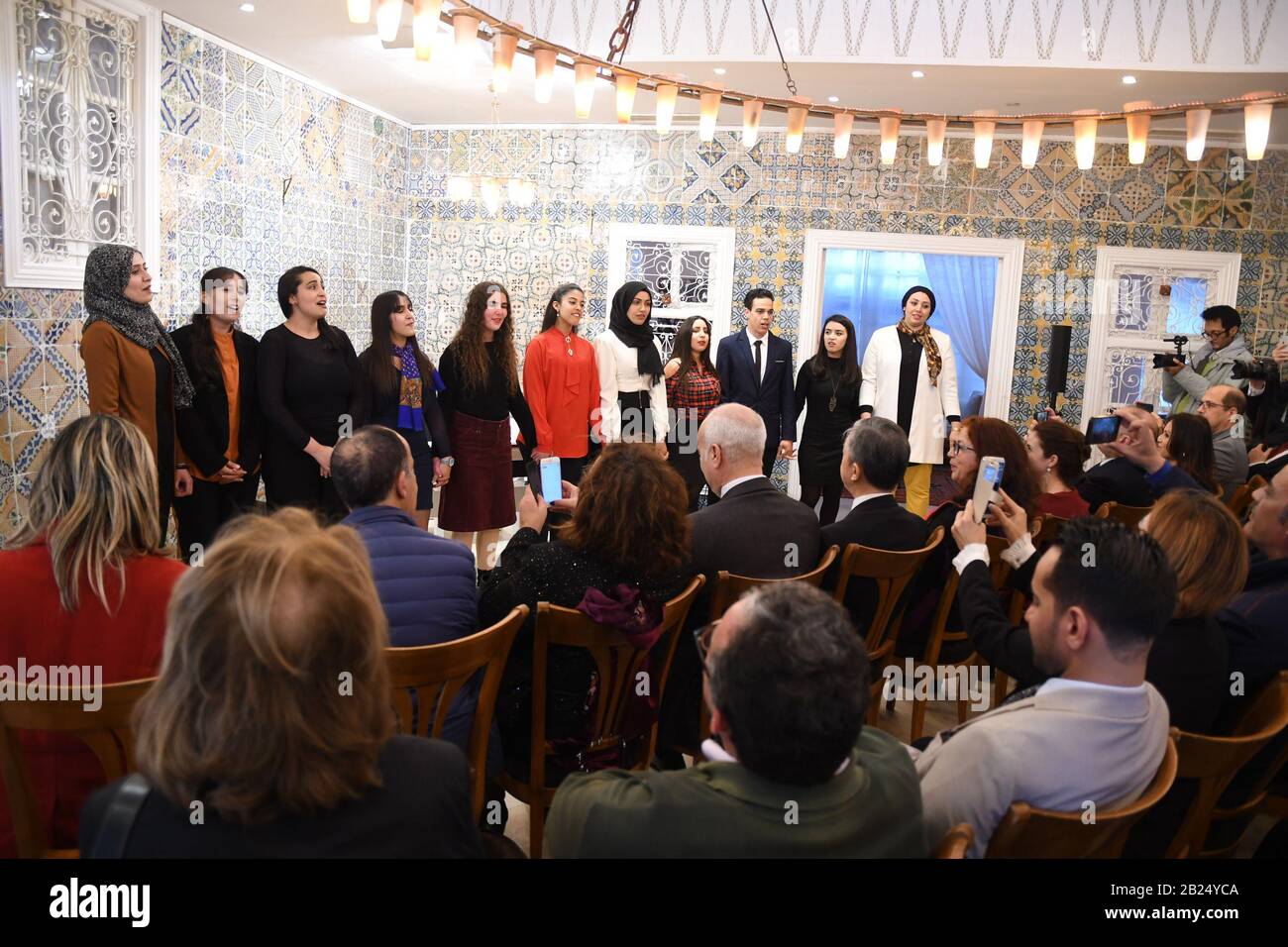 Tunis, Tunisie. 29 février 2020. Les étudiants qui apprennent le chinois à l'Institut Supérieur tunisien des langues chantent une chanson chinoise lors d'un mini concert à Tunis, en Tunisie, le 29 février 2020. L'Initiative pour le développement de la Méditerranée (MDI), une organisation à but non lucratif en Tunisie, a organisé samedi le mini concert pour exprimer sa solidarité avec la Chine dans la lutte contre le nouveau coronavirus. Crédit: Adele Ezzine/Xinhua/Alay Live News Banque D'Images