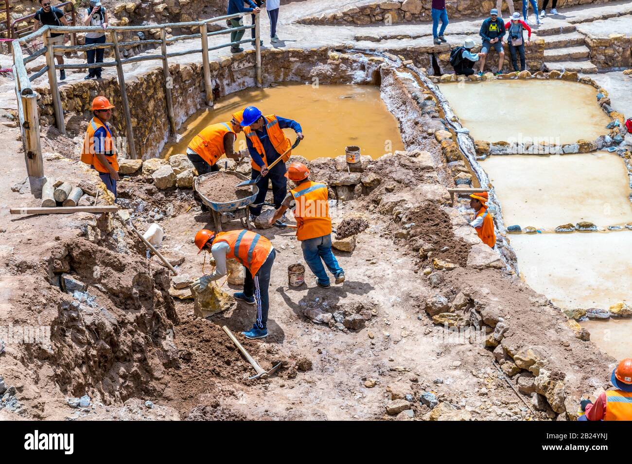Ouvriers créant de nouvelles casseroles de sel dans les étangs de sel de Maras (Salinas de Maras), Vallée Sacrée, Pérou Banque D'Images