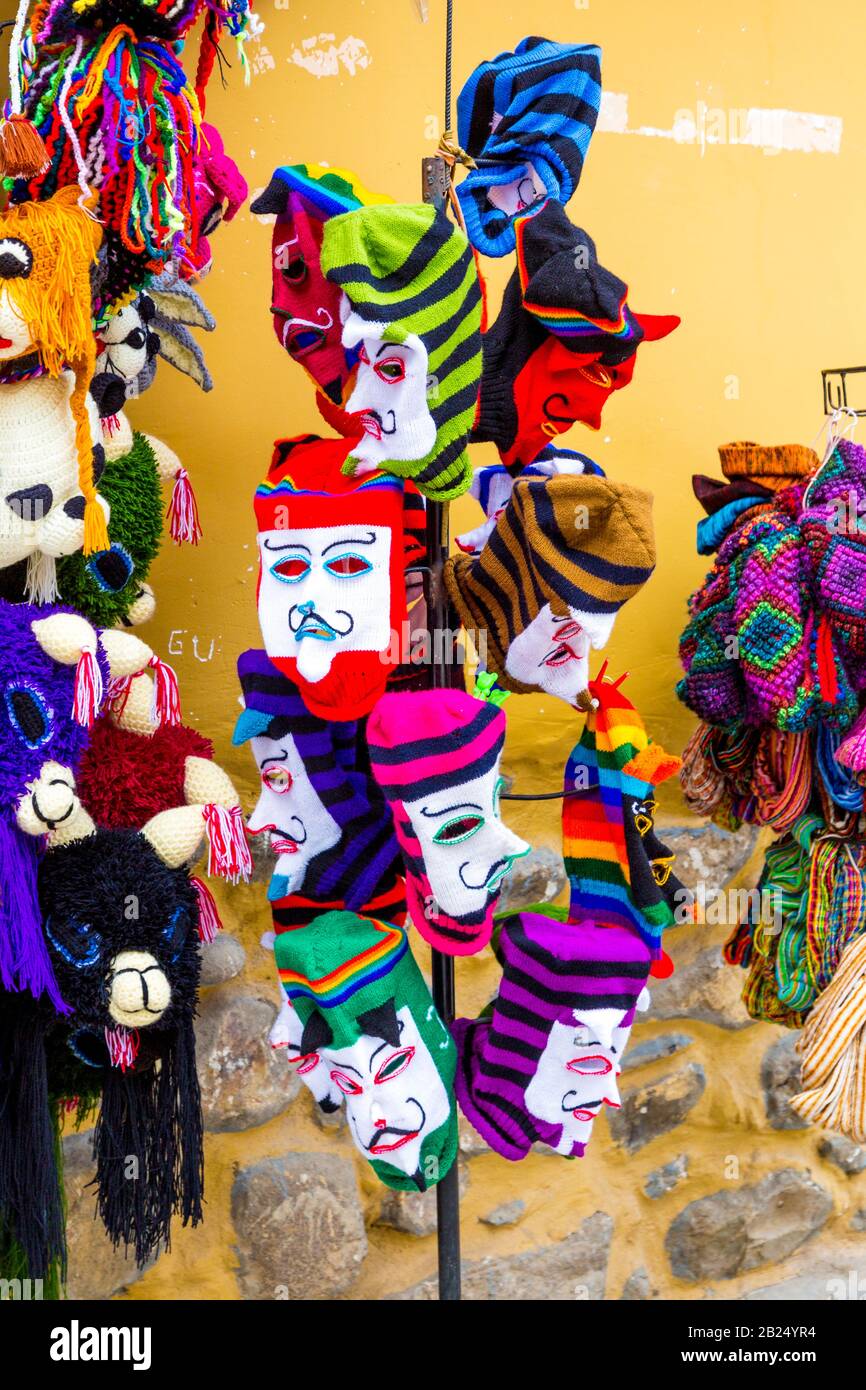 Masques traditionnels péruviens tricotés Waq'ollo dans une boutique de souvenirs à Cusco, Vallée Sacrée, Pérou Banque D'Images