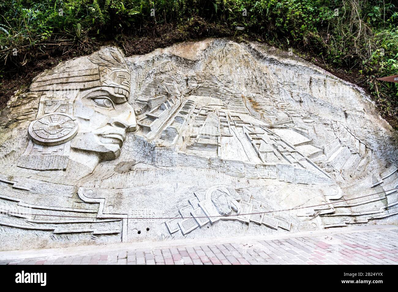 Murale en pierre sculptée Aguas Calientes, ville la plus proche de Machu Picchu, Vallée Sacrée, Pérou Banque D'Images