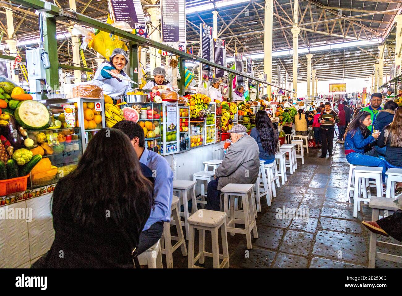 Stands de jus de fruits frais au marché de San Pedro, Cusco, Vallée Sacrée, Pérou Banque D'Images