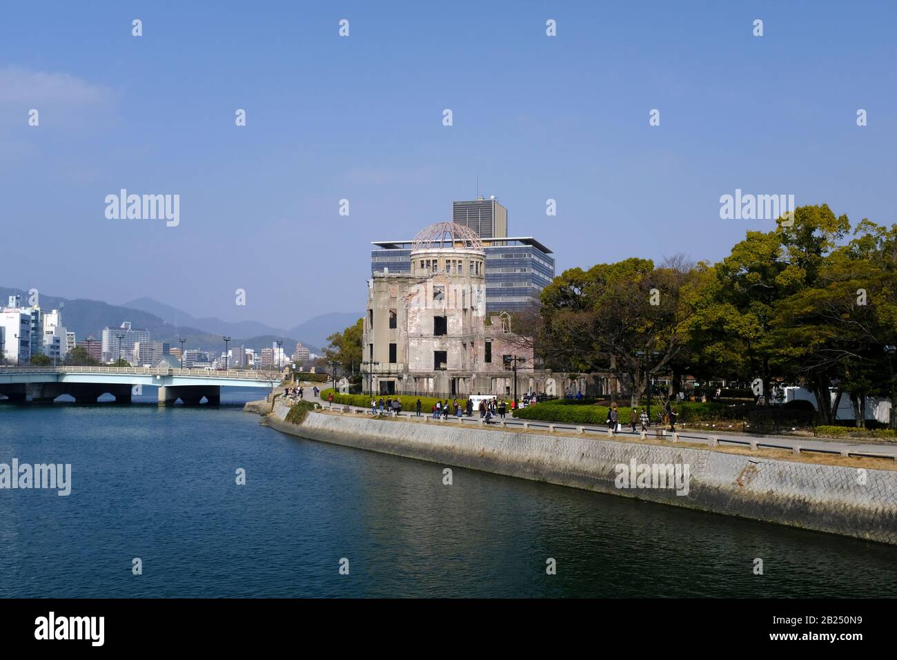 Vue sur le dôme de la bombe atomique à Hiroshima, au Japon, de l'autre côté de la rivière Motoyasu Banque D'Images
