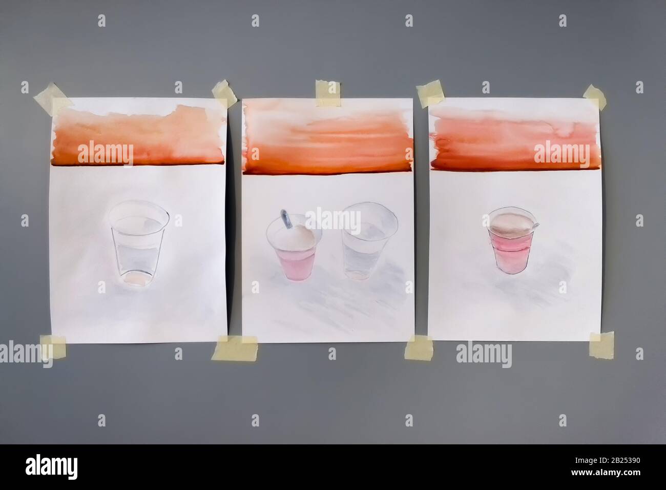 triptyque. trois dessins aquarelle. Vous trouverez ci-après des tasses d'eau, de café, d'eau et de café. Dessins collés sur un mur gris Banque D'Images