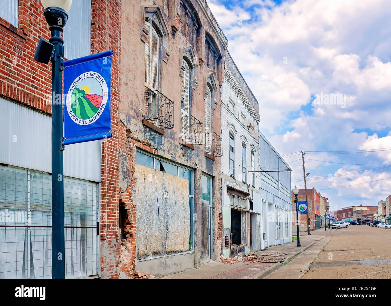 Les boutiques abandonnées sont représentées au centre-ville, le 27 juillet 2019, à Yazoo City, au Mississippi. La ville compte 11 403 personnes, dont 40,2 pour cent vivent en dessous de la pauvreté. Banque D'Images