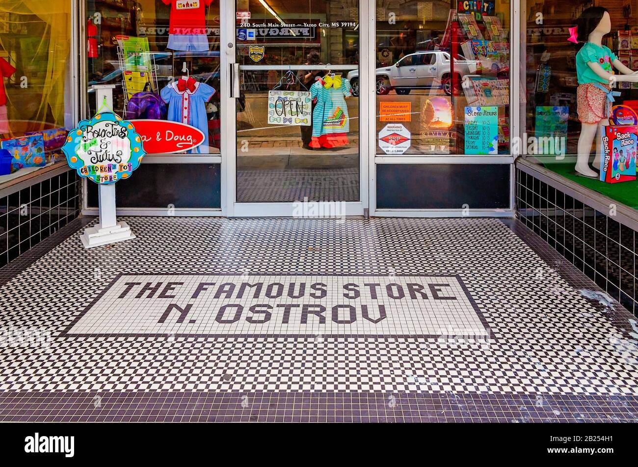 Un sol en mosaïque marque l'entrée de ce qui était autrefois Le Célèbre magasin par le marchand juif N. Ostrov, 27 juillet 2019, dans la ville de Yazoo, Mississippi. Banque D'Images