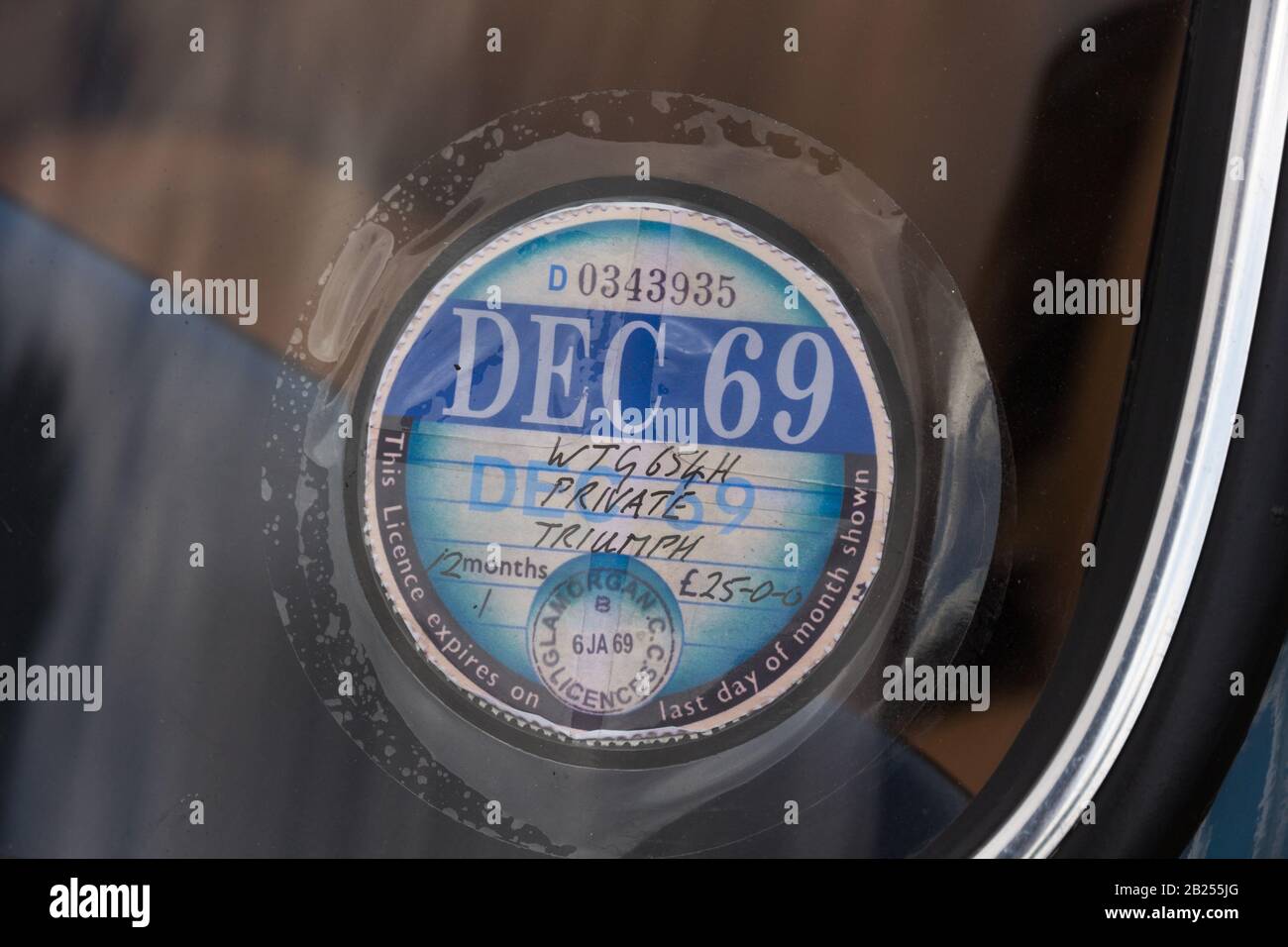 British décembre 1969 badge bleu de taxe routière sur le pare-brise de la voiture de sport classique britannique Triumph vitesse des années 1960 lors d'un rallye automobile dans l'Oxfordshire. Banque D'Images