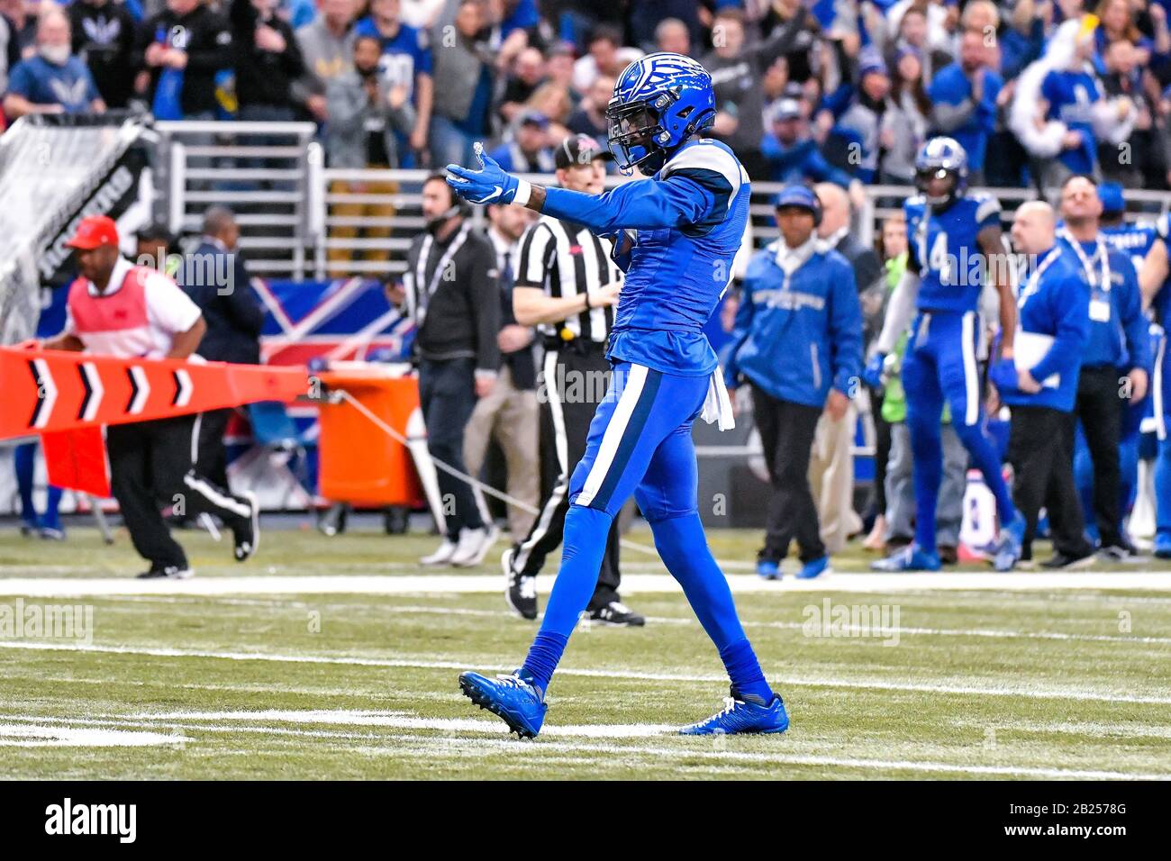 St Louis, États-Unis. 29 février 2020. 29 févr. 2020: Le grand receveur des Battlehawks de Saint-Louis l''amian Washington (2) motions qu'il a une première dans un match où les Dragons de Seattle ont visité les Battlehawks de Saint-Louis. Tenue Au Dome Du Centre Américain De St. Credit: Cal Sport Media/Alay Live News Banque D'Images