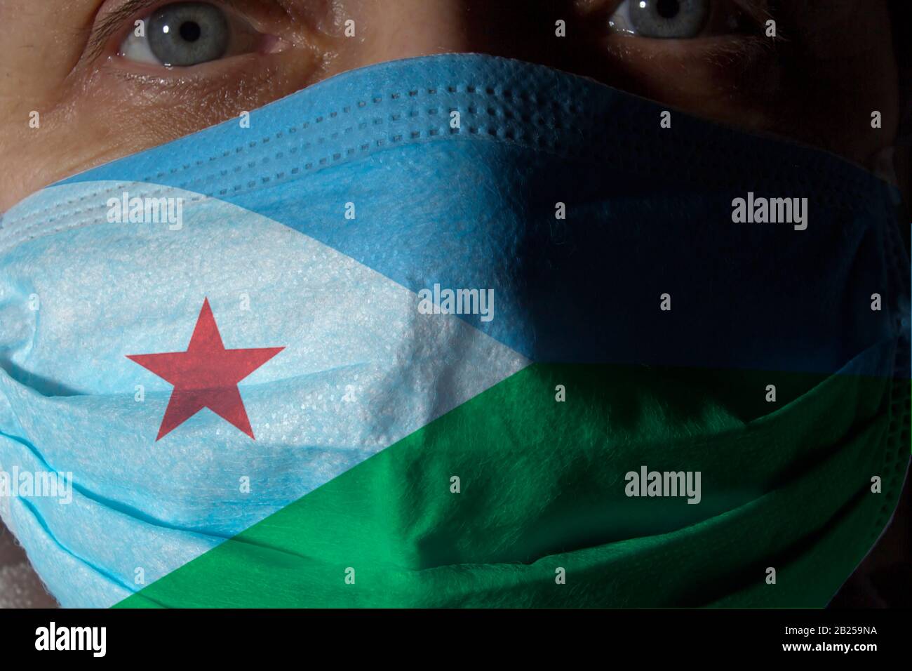 Masque médical jetable sous forme de drapeau de Djibouti sur le visage de la femme Banque D'Images