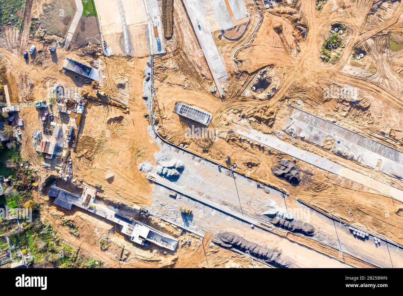 construction de l'intersection de la route dans la banlieue. vue aérienne en haut vers le bas Banque D'Images