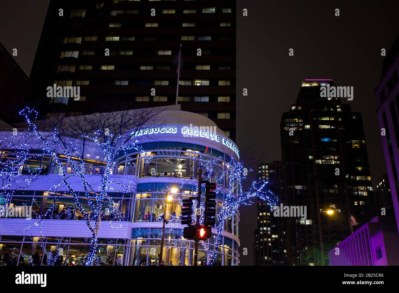 La réserve de maîtrise de Chicago Starbucks la nuit pendant les vacances de Noël Banque D'Images