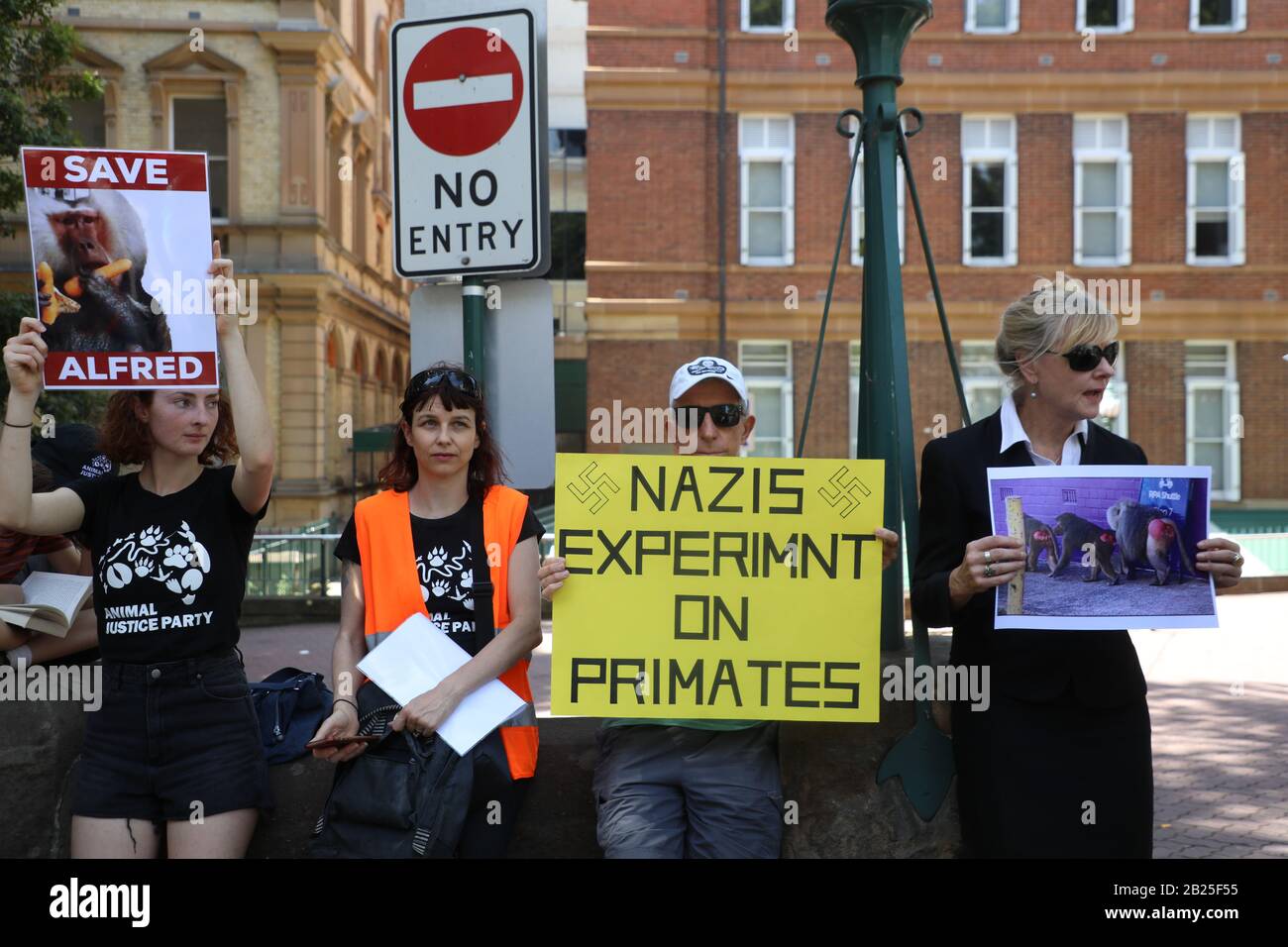 Sydney, Australie. 1er Mars 2020. Parti de la justice animale le sénateur de Nouvelle-Galles du Sud Emma Hurst et les Save Animals in Laboratories de Sydney ont organisé un rassemblement à l'extérieur de l'hôpital Royal Prince Alfred pour protester contre l'utilisation des animaux dans l'expérimentation médicale, suite à la tentative d'évasion de trois babouons à RPAH. Crédit: Richard Milnes/Alay Live News Banque D'Images