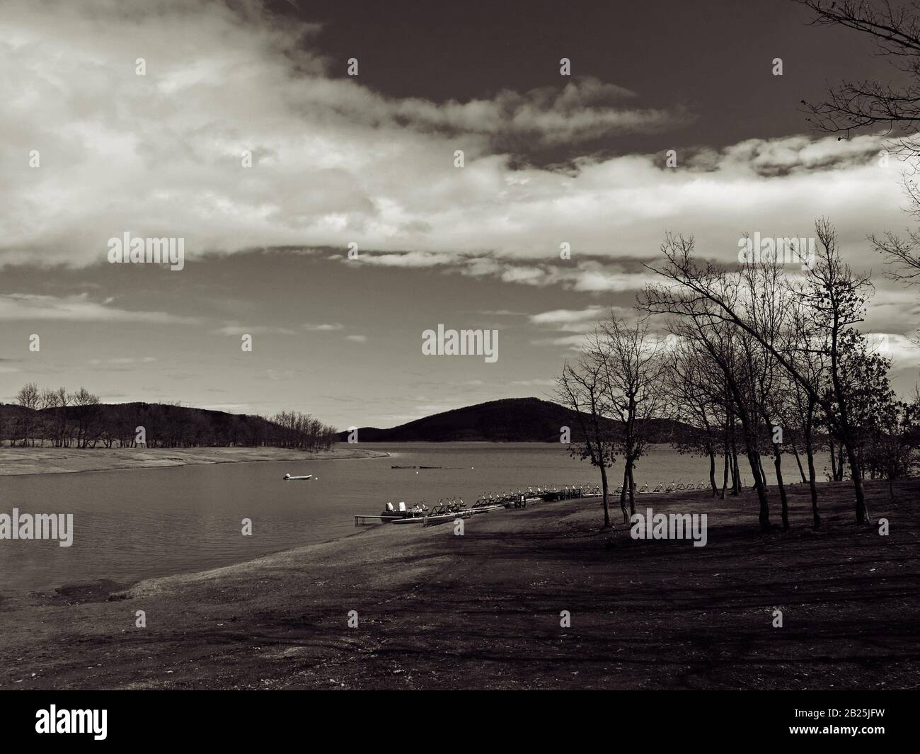 Vue partielle sur le lac Plastiras ou le réservoir de Tavropos en une journée nuageux au printemps. Banque D'Images