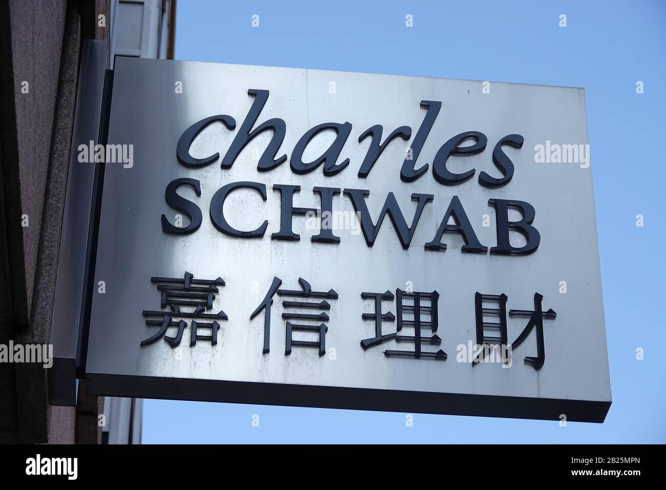 Charles Schwab signe en anglais et en chinois; le quartier chinois de San Francisco, août 2018 Banque D'Images