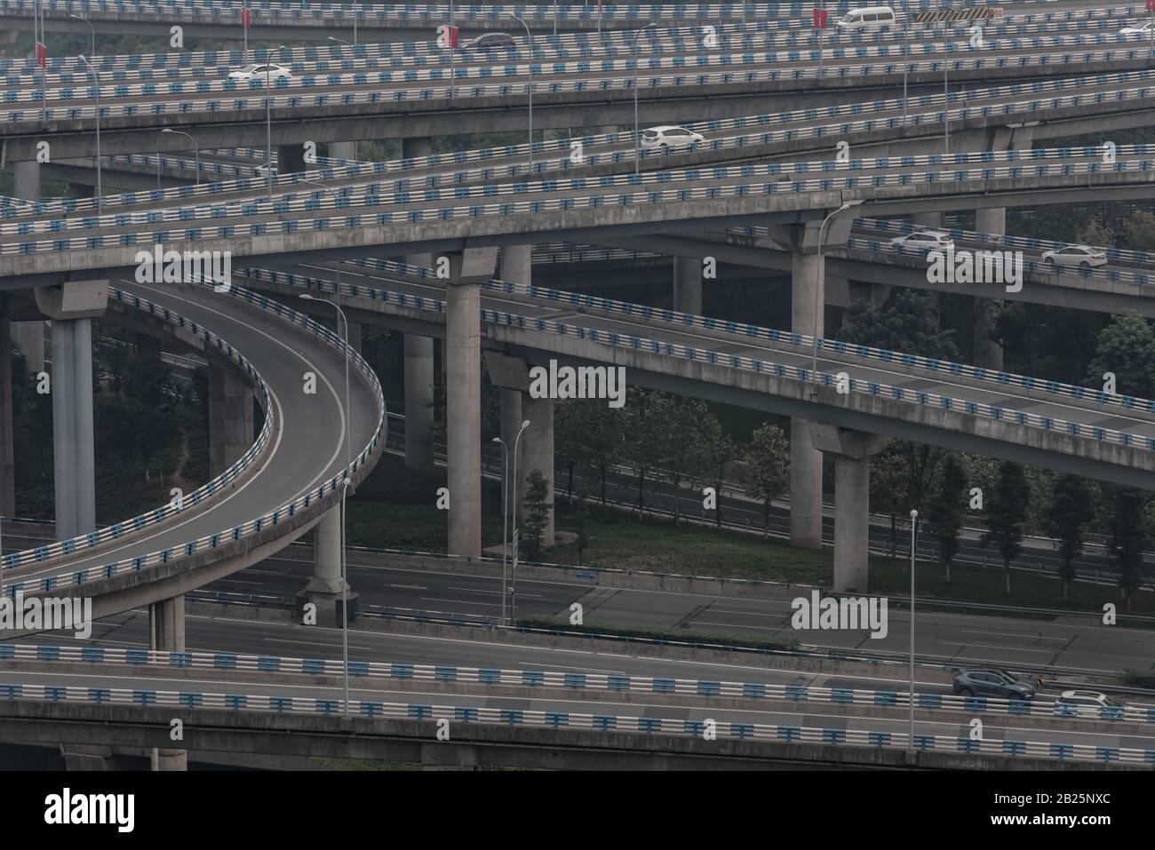 autoroute et dépassement dans la ville par un jour nuageux Banque D'Images