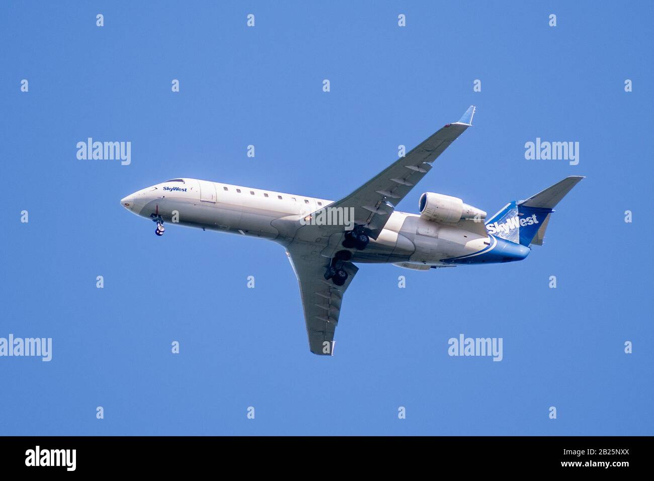 19 févr. 2020 San Francisco / CA / USA - aéronefs Skywest préparant l'atterrissage; SkyWest Airlines, filiale de Skywest Inc, est une compagnie aérienne régionale tha Banque D'Images