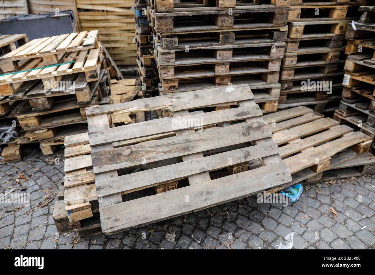 Bucarest, Roumanie - 23 février 2020: Faible profondeur de champ (foyer sélectif) image avec une pile de palettes epal Euro en bois empilé à l'extérieur. Banque D'Images