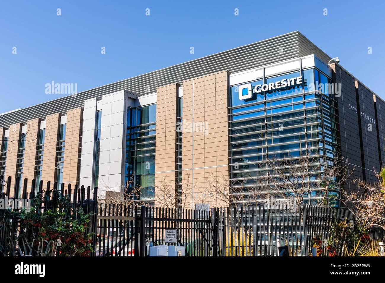 25 févr. 2020 Santa Clara / CA / USA - Coresite location dans la Silicon Valley; CoreSite Realty Corporation investit dans des centres de données neutres et pro Banque D'Images