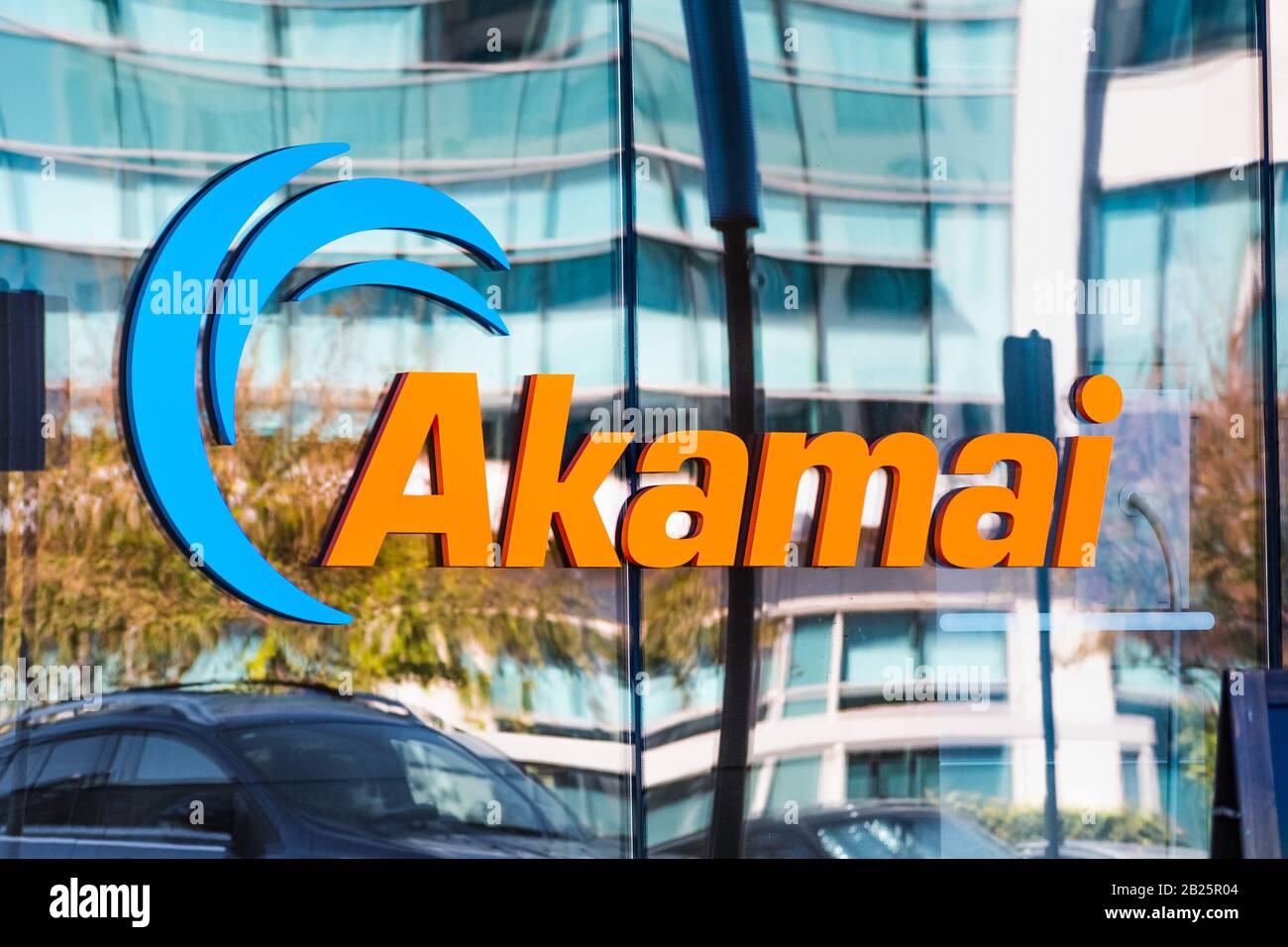 25 février 2020 Santa Clara / CA / USA - le panneau Akamai est affiché à leur siège social dans la Silicon Valley; Akamai Technologies, Inc. Est un contenu américain Banque D'Images