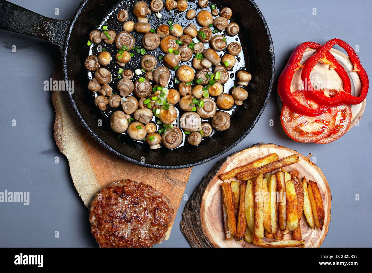 cuisine maison à haute teneur en calories : champignons, pommes de terre, côtelettes de légumes plat. Banque D'Images