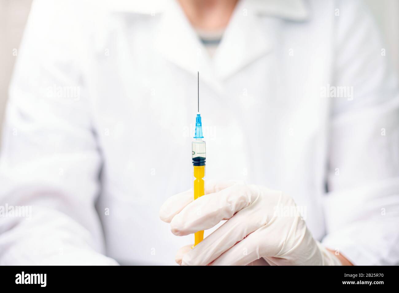 le médecin possède une seringue avec médicament. Concept : vaccin contre la grippe, le coronavirus, l'hépatite, le SIDA. Banque D'Images