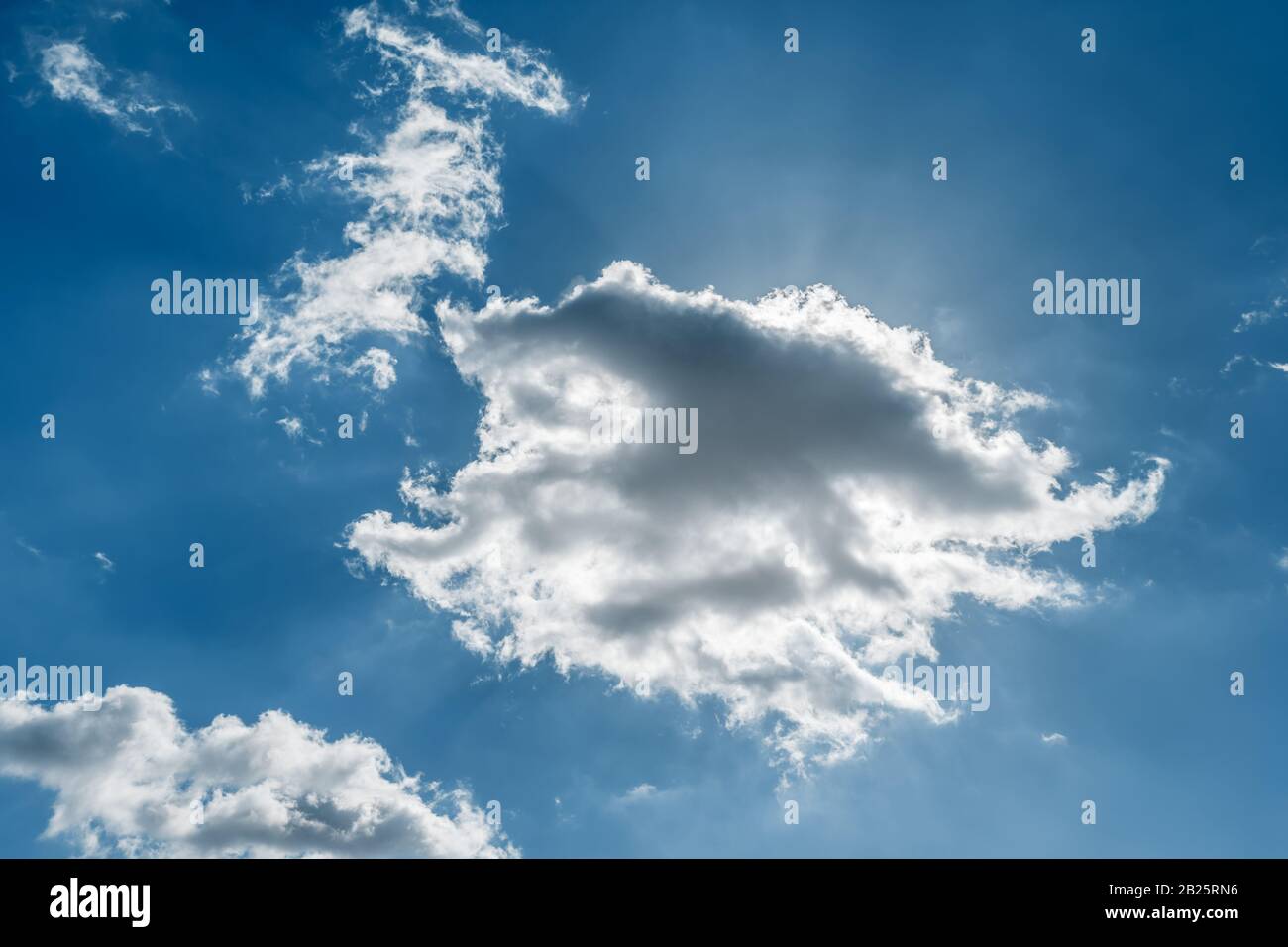 Ciel bleu et soleil brillant à travers le nuage, couleur ajustée pour s'adapter à Pantone 19-4052 Bleu classique, couleur de l'année 2020. Couleur Pantone de l'année 2020. Banque D'Images