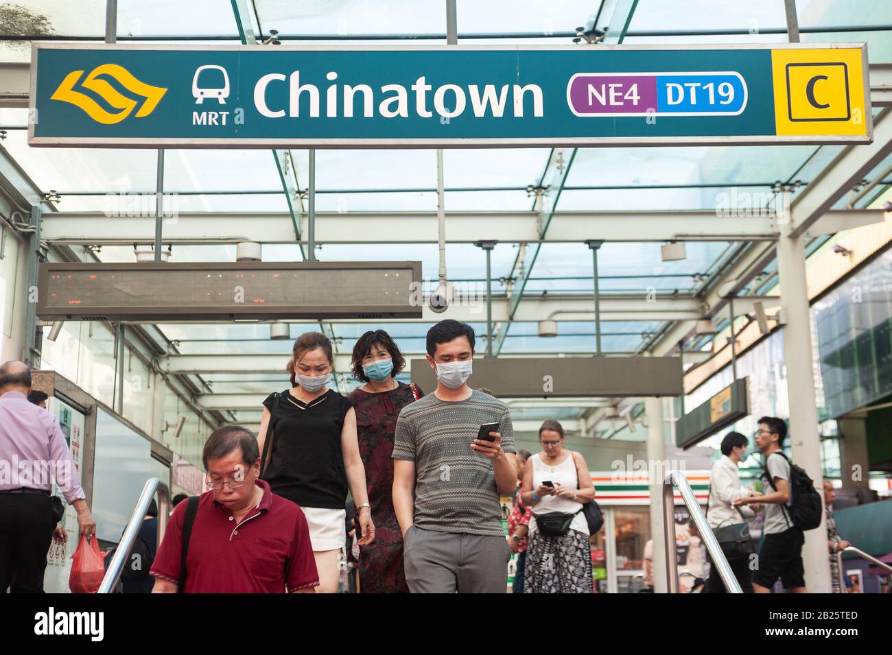 28.02.2020, Singapour, République de Singapour, Asie - Les Gens portent des masques protecteurs pour prévenir une infection par le coronavirus pandémique. Banque D'Images