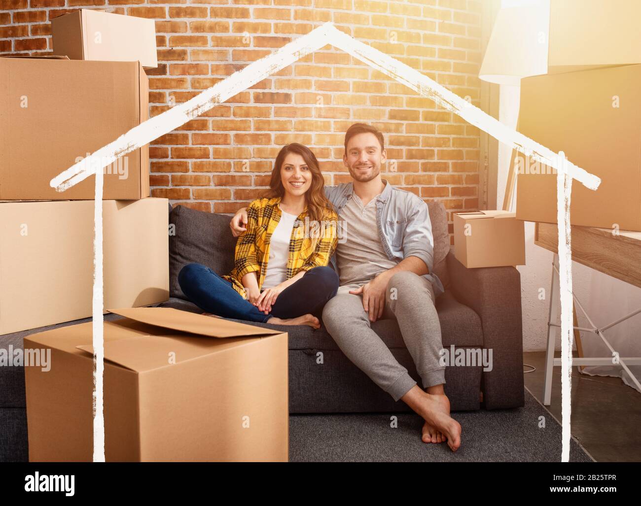 Heureux couple ont trouvé une nouvelle maison et ils ont besoin d'organiser tous les paquets. Concept de succès, de changement, de positivité et d'avenir Banque D'Images