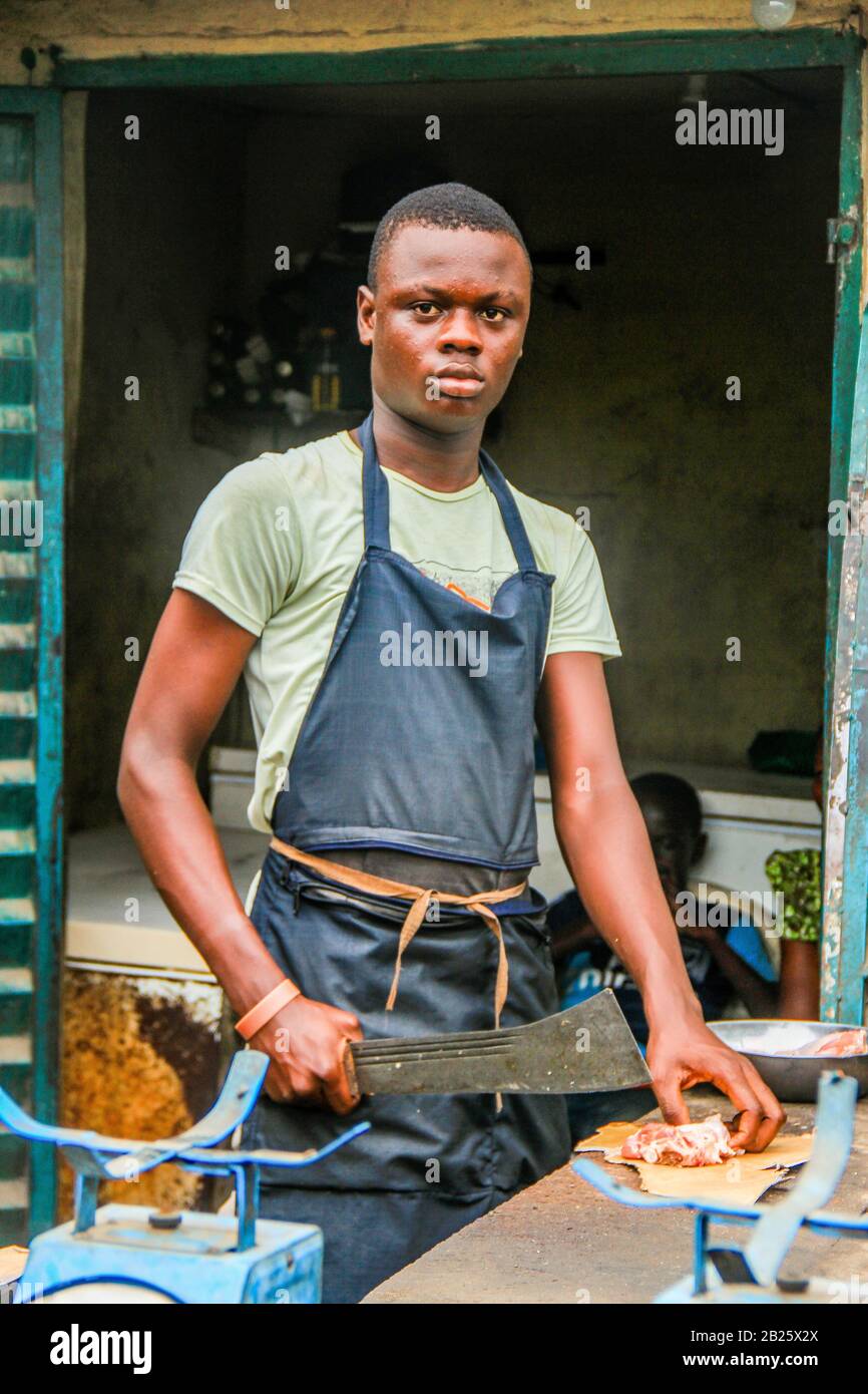 Un vendeur de poisson dans un marché à Lagos, au Nigeria. Banque D'Images