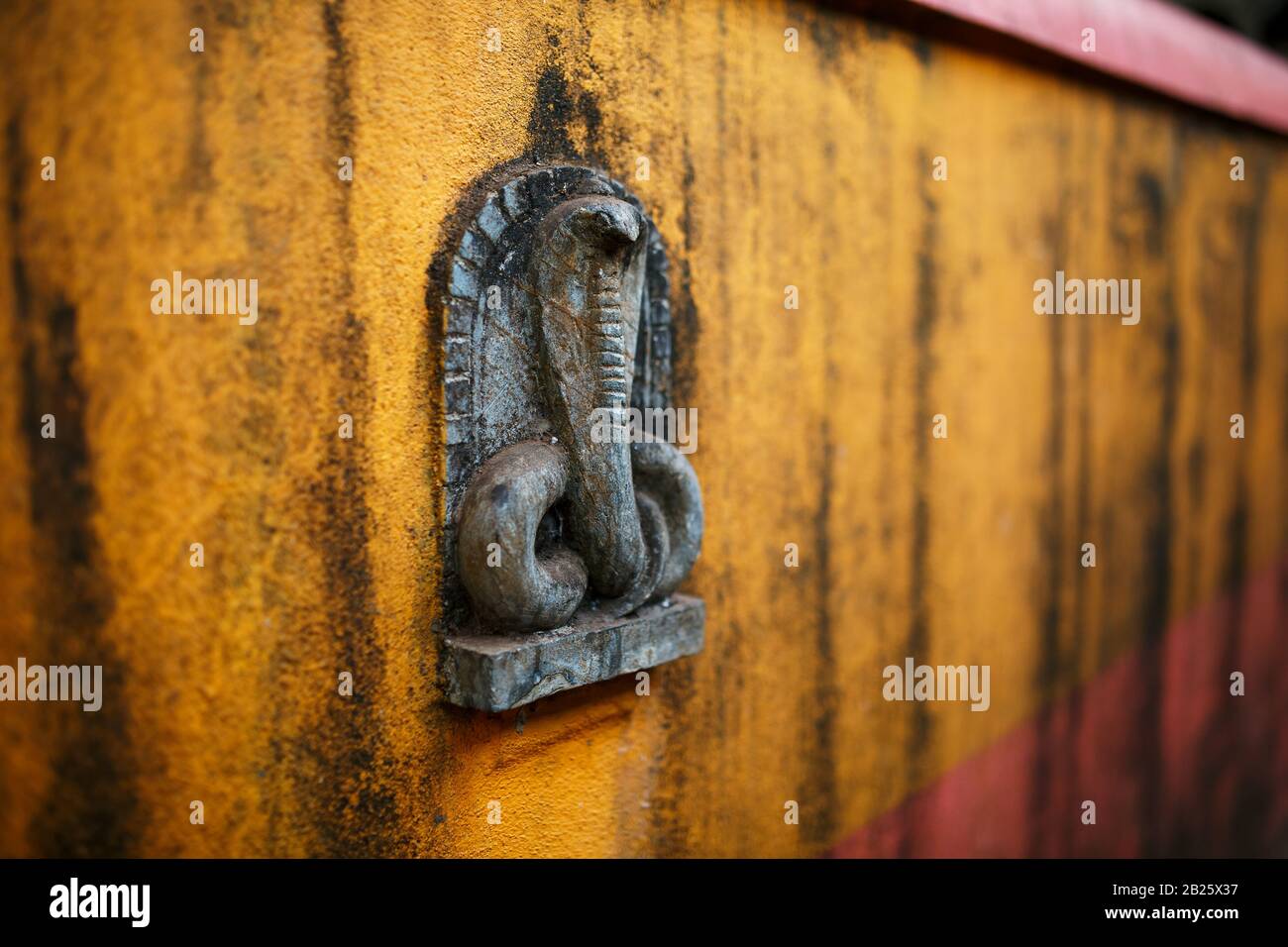 Une petite statue du serpent, le temple du serpent en Inde Gokarna.Snake diety, dans le sud de l'Inde Banque D'Images