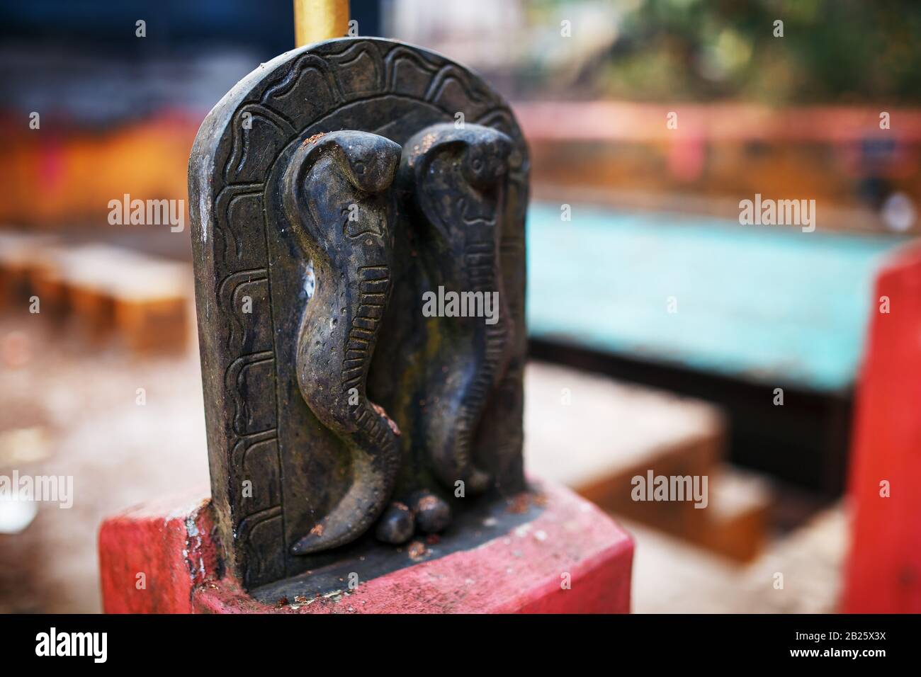 Une petite statue du serpent, le temple du serpent en Inde Gokarna.Snake diety, dans le sud de l'Inde Banque D'Images