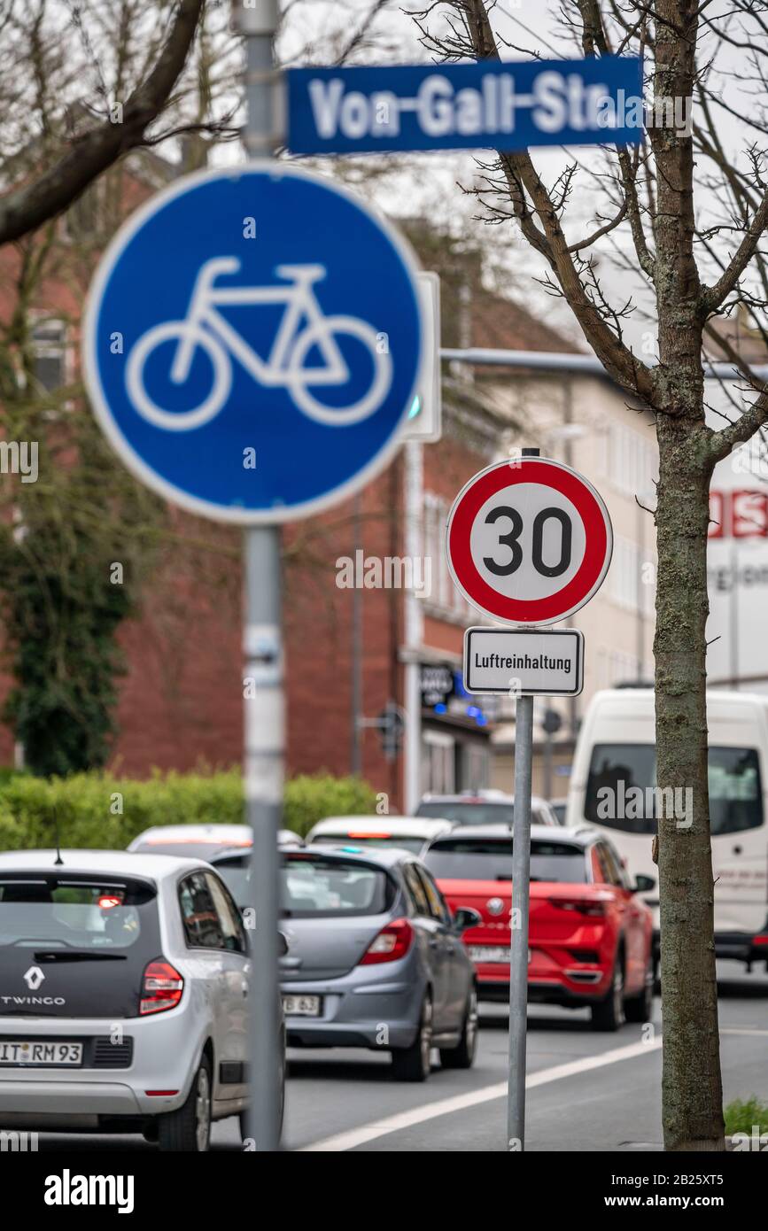 La zone vitesse 30 sur la Herner Strasse, rue, à Bochum, pour la lutte contre la pollution de l'air, Allemagne, Banque D'Images