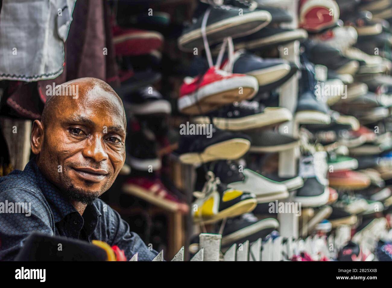 Un vendeur de chaussures dans un marché à Lagos, au Nigeria. Banque D'Images