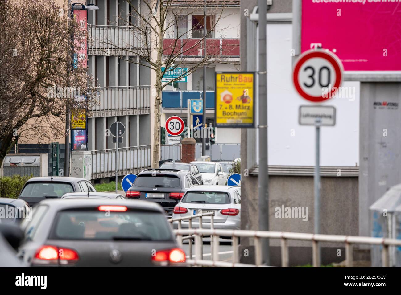 La zone vitesse 30 sur la Herner Strasse, rue, à Bochum, pour la lutte contre la pollution de l'air, Allemagne, Banque D'Images