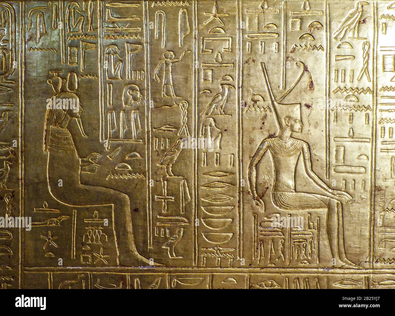 Egypte Musée archéologique du Caire Toutankhamun - détail du 3ème sanctuaire de Toutankhamun. Ce deuxième plus petit des sanctuaires est principalement décoré de scènes du Livre des Duat pour faciliter le voyage du roi après la mort. Banque D'Images