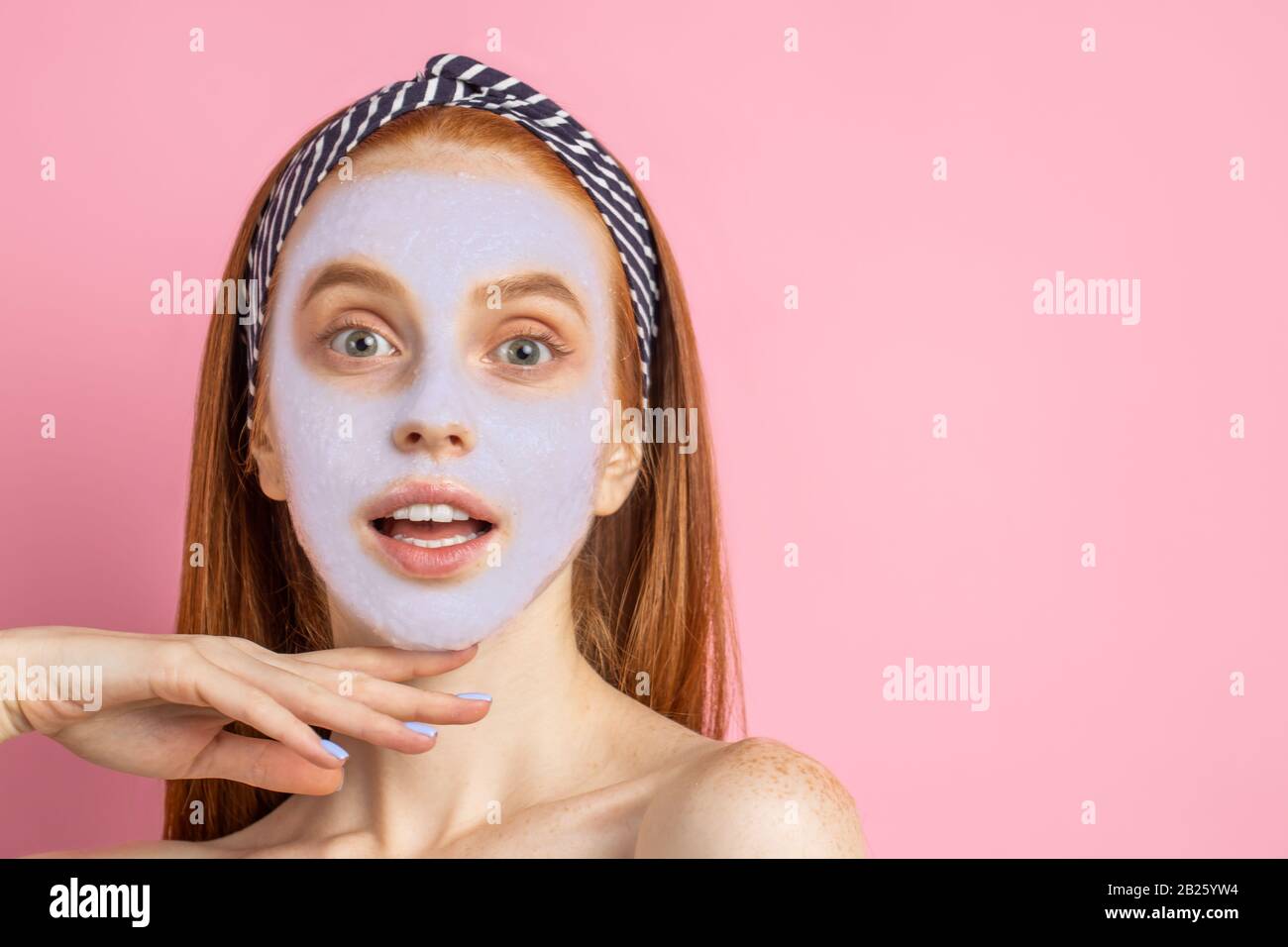Photo D Une Jeune Femme Heureuse Avec Une Expression Surprise Application Du Visage Masque Nettoyer La Peau De Points Noirs Heureux Avec Un Nouveau Produit De Beaute Se Posant De Nouveau Photo Stock Photo D Une Jeune Femme Heureuse Avec Une Expression Surprise Application Du Visage Masque Nettoyer La Peau De Points Noirs Heureux Avec Un Nouveau Produit De Beaute Se Posant De Nouveau Photo Stock