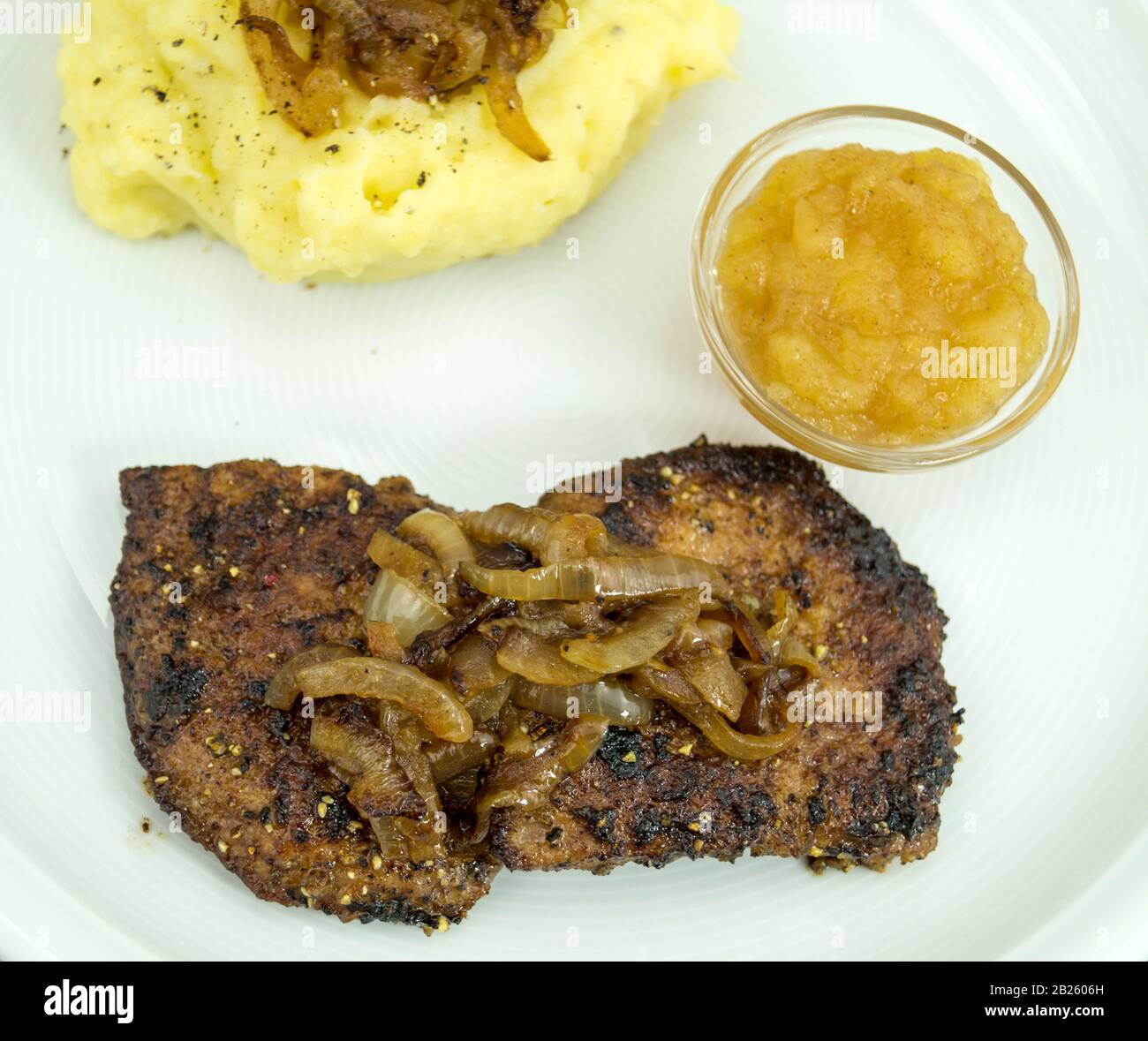 Veaux rosted Foie avec oignons purée de pommes de terre et compote Banque D'Images