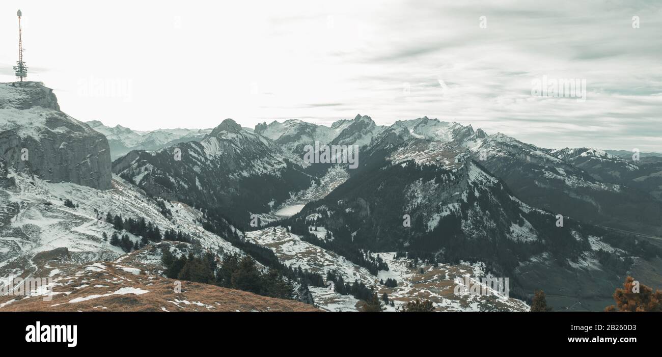 vue panoramique sur kasten avec le massif de alpstein et le lac sämtisersee en hiver Banque D'Images