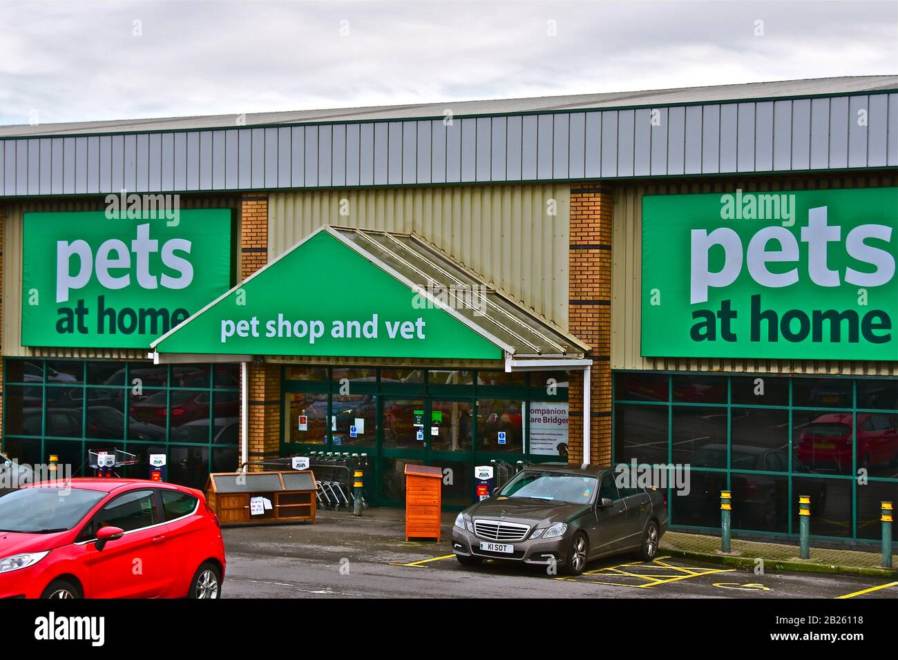 Le magasin de vente au détail animaux domestiques de Bridgend Retail Park vend une large gamme de produits pour animaux de compagnie et contient également un service vétérinaire. Banque D'Images