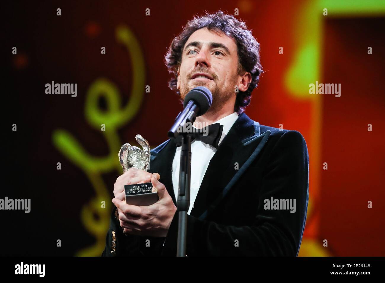 Berlin, Allemagne. 29 février 2020. L'acteur Elio Germano du film "caché Loin" parle après avoir reçu l'ours d'argent pour le meilleur acteur lors de la cérémonie de remise des prix du 70ème Festival International du Film de Berlin à Berlin, capitale de l'Allemagne, 29 février 2020. Crédit: Shan Yuqi/Xinhua/Alay Live News Banque D'Images