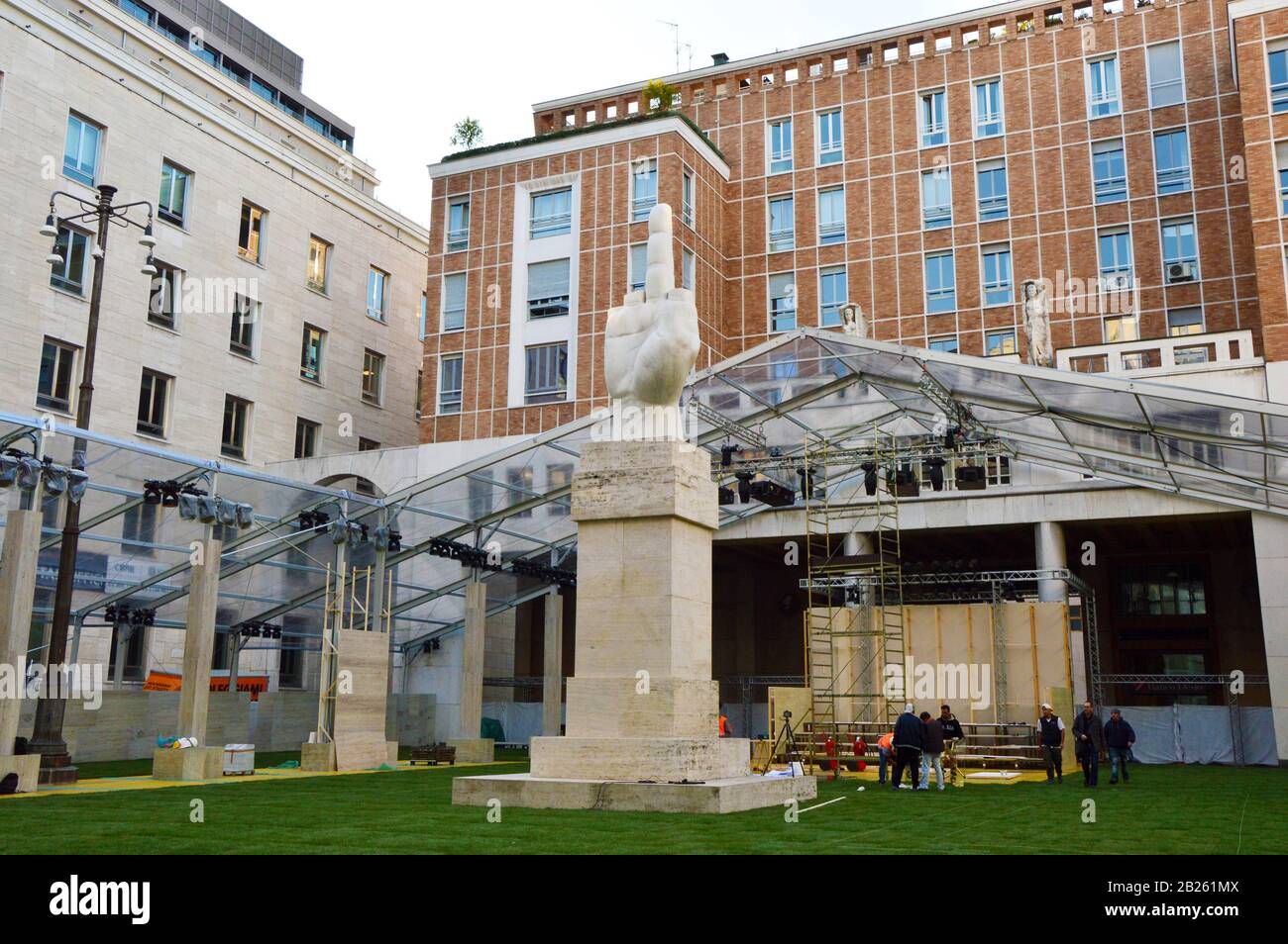 Milan, ITALIE - 22 SEPTEMBRE 2017 : la sculpture L.O.V.E de Maurizio Cattelan sur la place Piazza degli Affari à Milan, Italie Banque D'Images