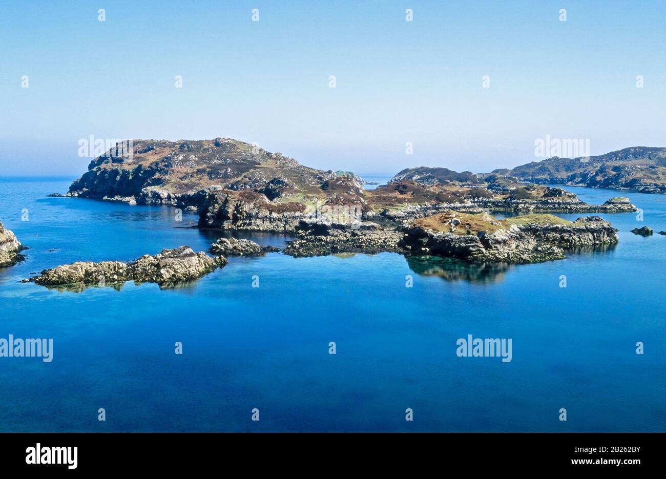 Petite île rocheuse d'Eilean Rosaidh et côte près de Cromor sur la côte est de l'île de Lewis dans les Hébrides extérieures, Ecosse, Royaume-Uni Banque D'Images