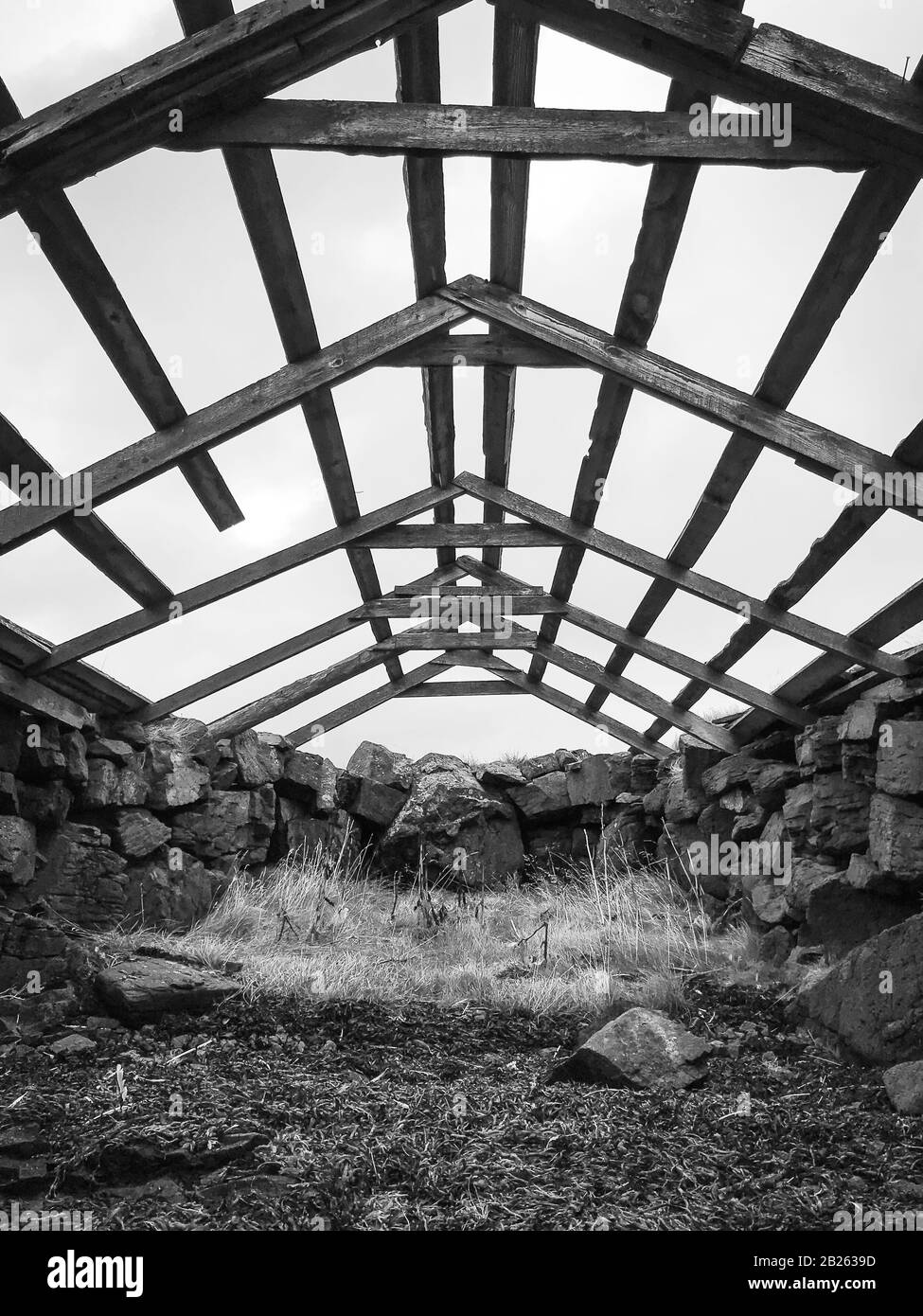 Maison en bateau en Islande ancienne structure en West fjords toit soufflé en noir et blanc Banque D'Images