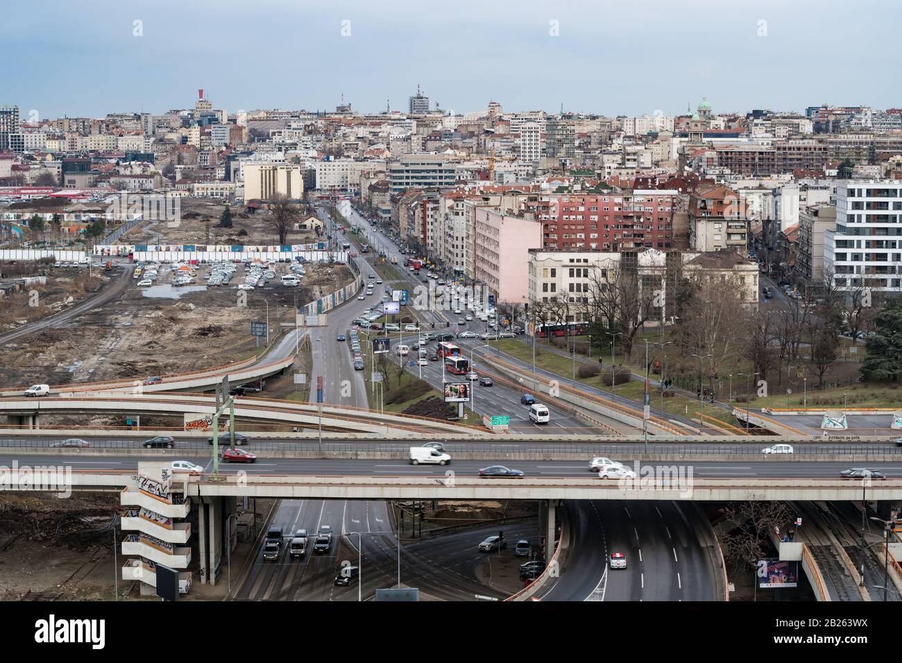Belgrade, Serbie la rue de Kneza Milosa trafic léger le matin sur un jour d'hiver nuageux Banque D'Images